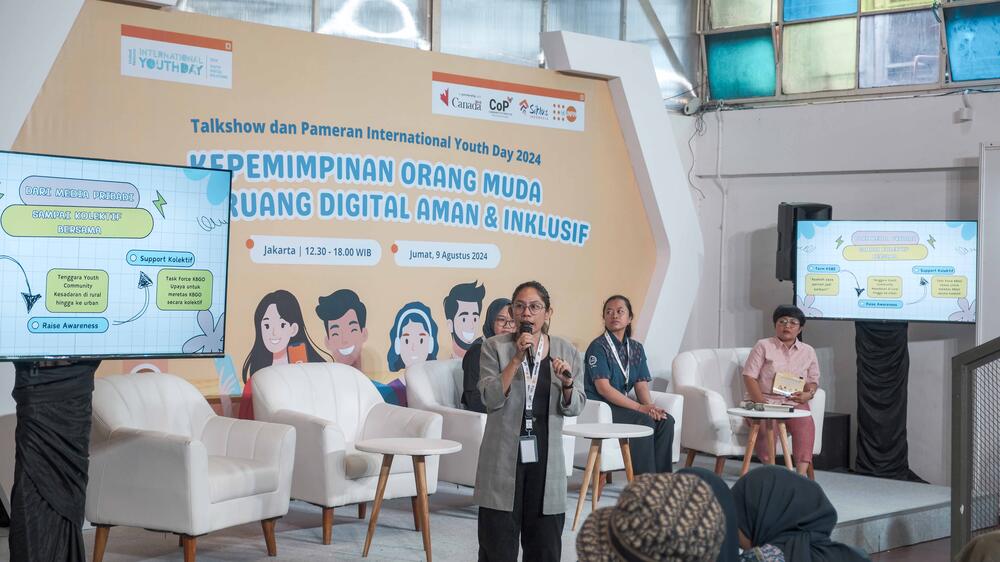 Tata shares her Tenggara experience during the International Youth Day talk show, highlighting youth leadership for an inclusive and safe digital space. (Photo: UNFPA Indonesia/Lucky Putra)