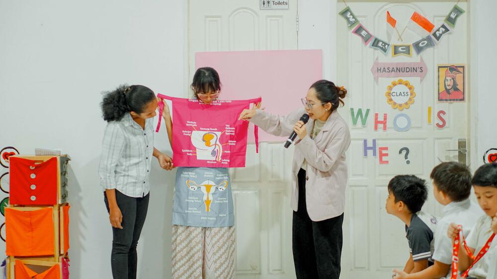 Tata engages with kids, teaching them the importance of reproductive health in a fun and interactive session. (Photo: Tata's personal documentation)