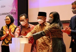 Kemenko PMK, BKKBN, UNFPA Indonesia, Yayasan Cipta, and Canada Embassy press a button to launch FP2030