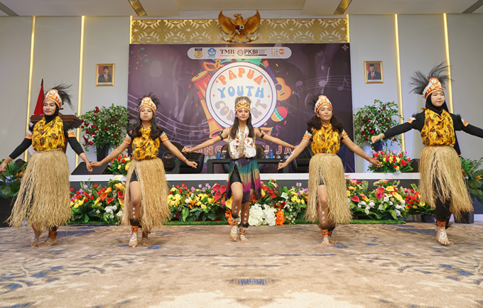 Grup tari dari SMA 4 Jayapura menampilkan tarian daerah Papua sebagai pembuka kegiatan