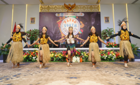 Grup tari dari SMA 4 Jayapura menampilkan tarian daerah Papua sebagai pembuka kegiatan