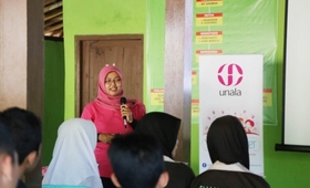 Dr. Diah Prasetyorini, a Unala-affiliated doctor, talks to a group of young people in Gunung Kidul, Yogyakarta, during a Youthgether event - a workshop designed to raise awareness and share information about sexual and reproductive health.  © UNFPA Indonesia/Sandra Siagian