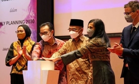 Kemenko PMK, BKKBN, UNFPA Indonesia, Yayasan Cipta, and Canada Embassy press a button to launch FP2030