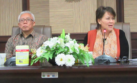 Wendy Hartanto of BKKBN (left) and Dr. Annette Sachs Robertson, UNFPA Representative (right) at the Social Media Campaign, held to launch the 2016 State of World Population (SWOP) Report.