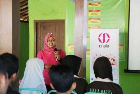 Dr. Diah Prasetyorini, a Unala-affiliated doctor, talks to a group of young people in Gunung Kidul, Yogyakarta, during a Youthgether event - a workshop designed to raise awareness and share information about sexual and reproductive health.  © UNFPA Indonesia/Sandra Siagian