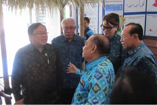 Speakers at the 2017 WPD national seminar (left to right) Bambang Brodjonegoro (BAPPENAS), Wendy Hartanto (BKKBN), Annette Sachs Robertson (UNFPA), Surya Chandra Surapaty (BKKBN) and Indonesia’s father of FP Haryono Suyono (front center)