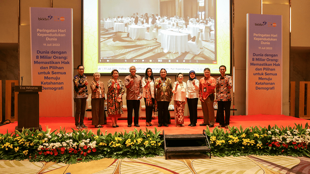 All speakers at the World Population Day 2022 gather on the stage