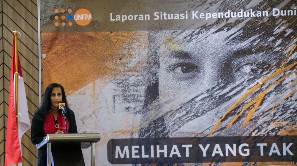 UNFPA Indonesia Representative delivers remarks at the podium